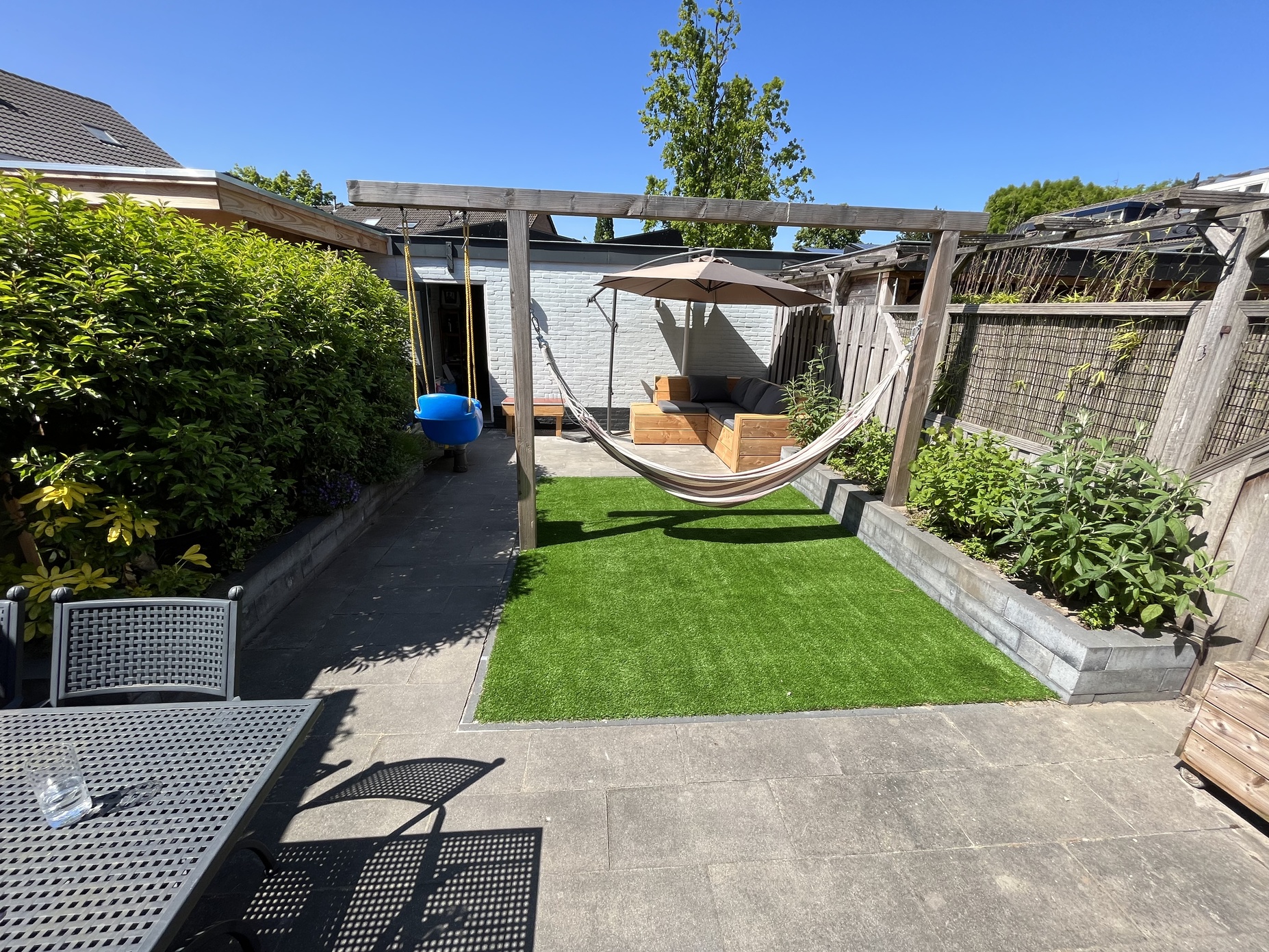 Kleine tuin met kunstgras