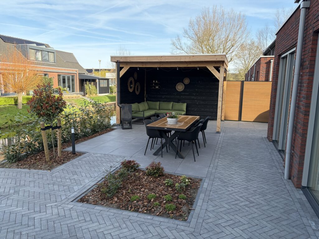 Tuinaanleg met een overkapping