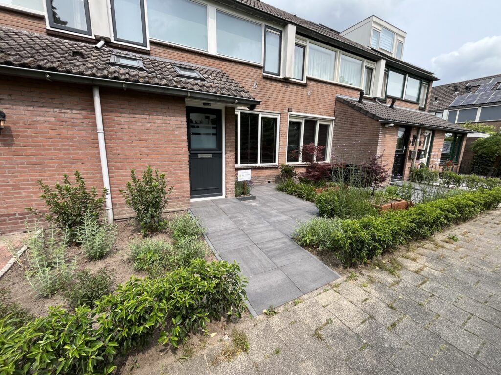 Tuinaanleg moderne voortuin